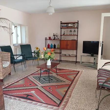 Family House On Private Courtyard In *