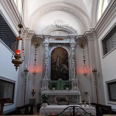 Family House On Private Courtyard In