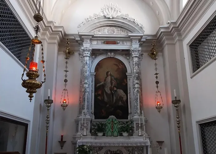 Family House On Private Courtyard In